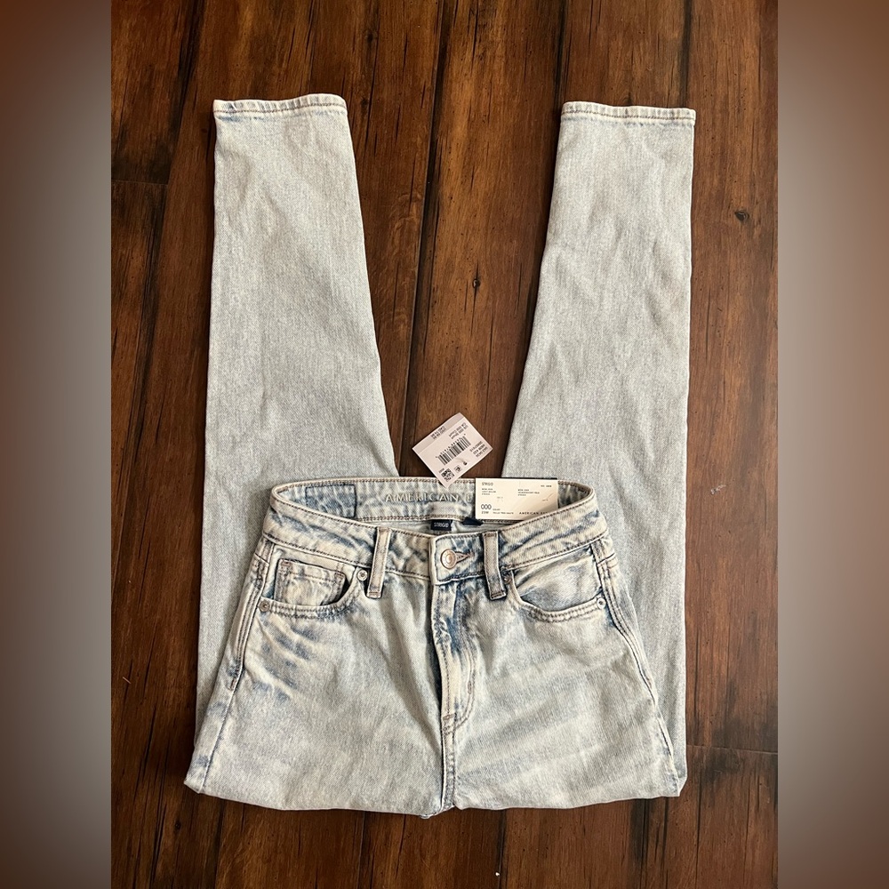 AMERICAN EAGLE MOM JEANS